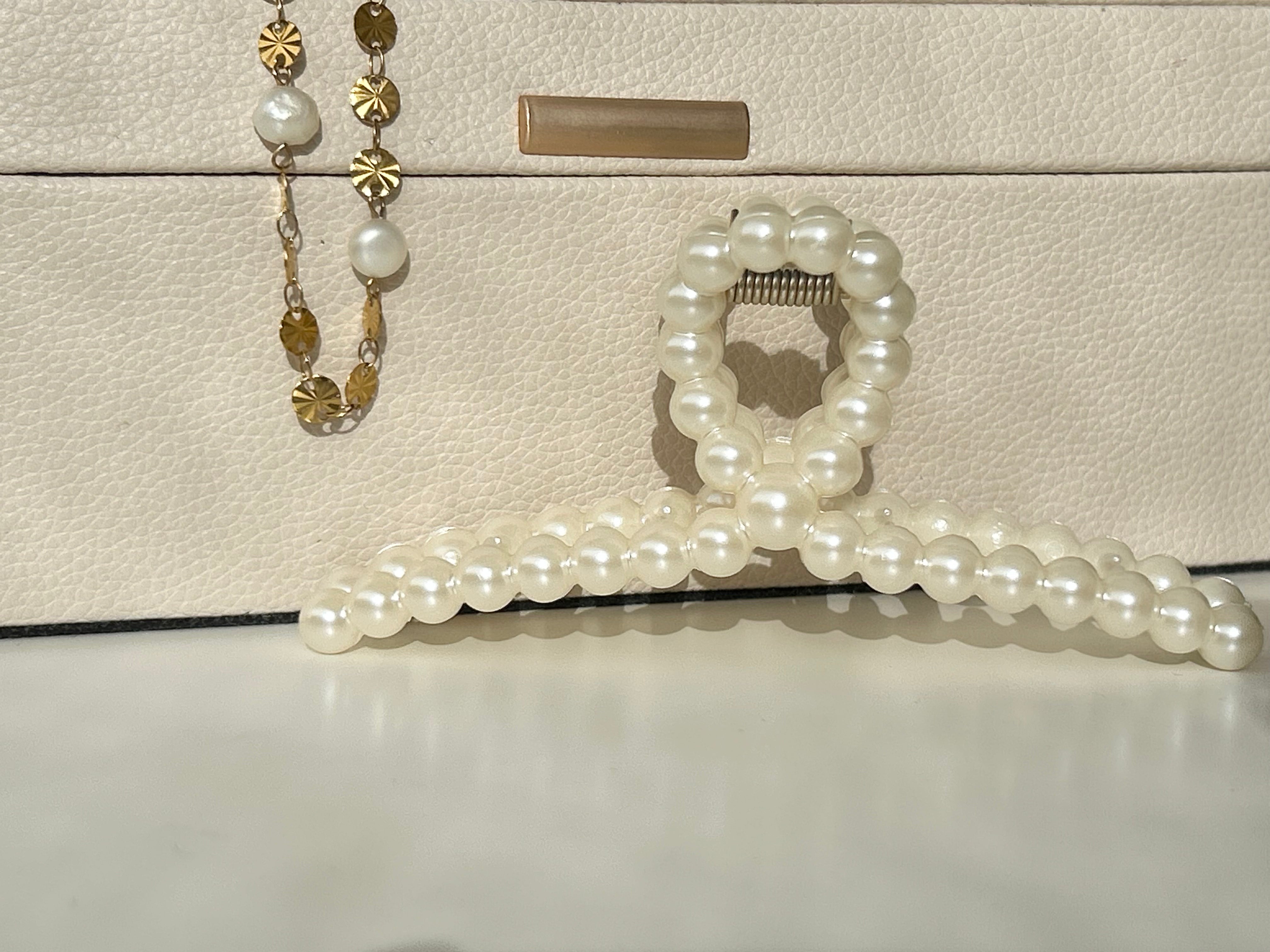 Pearl hair claw